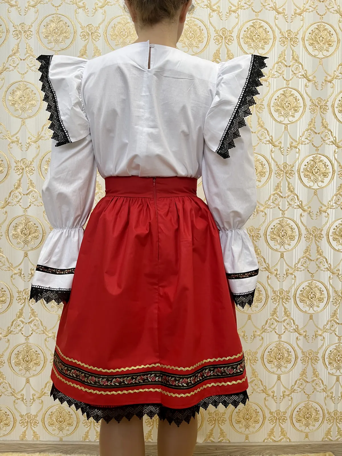 Costum traditional femei model 1
