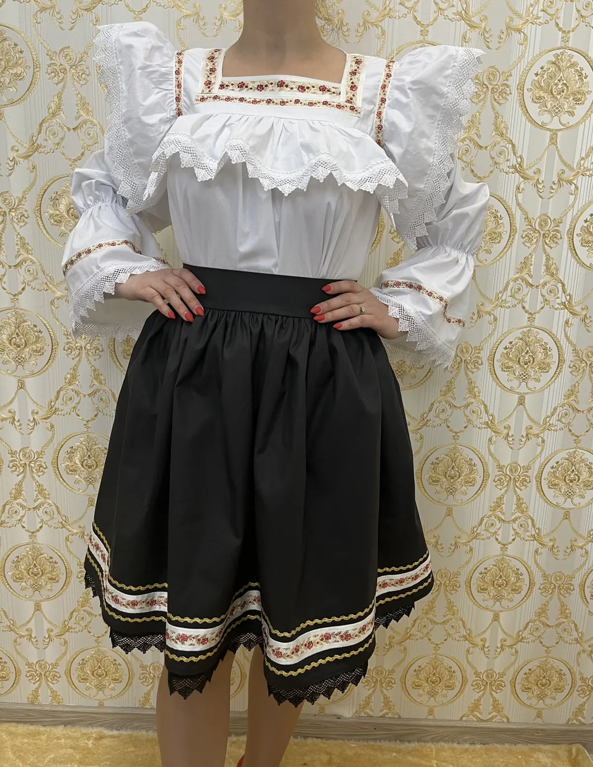 Costum traditional femei model 2