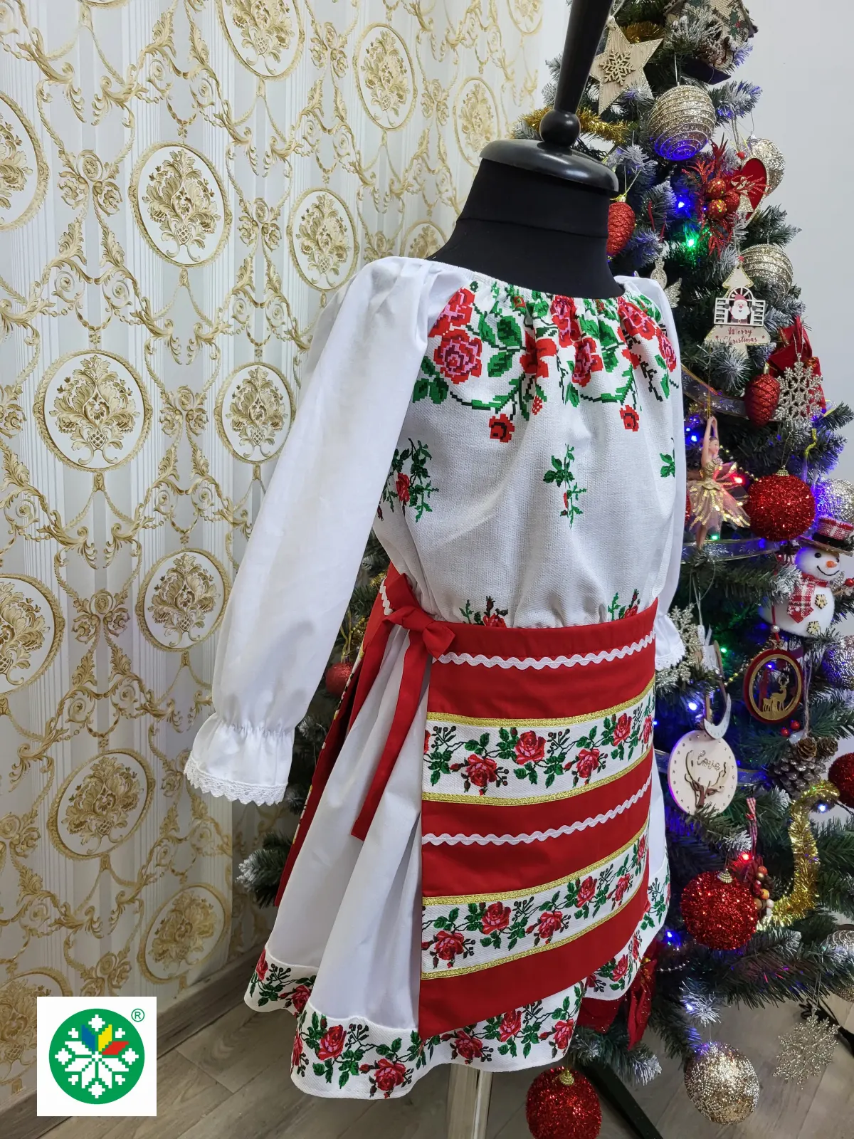 Costum traditional pentru fete model 2