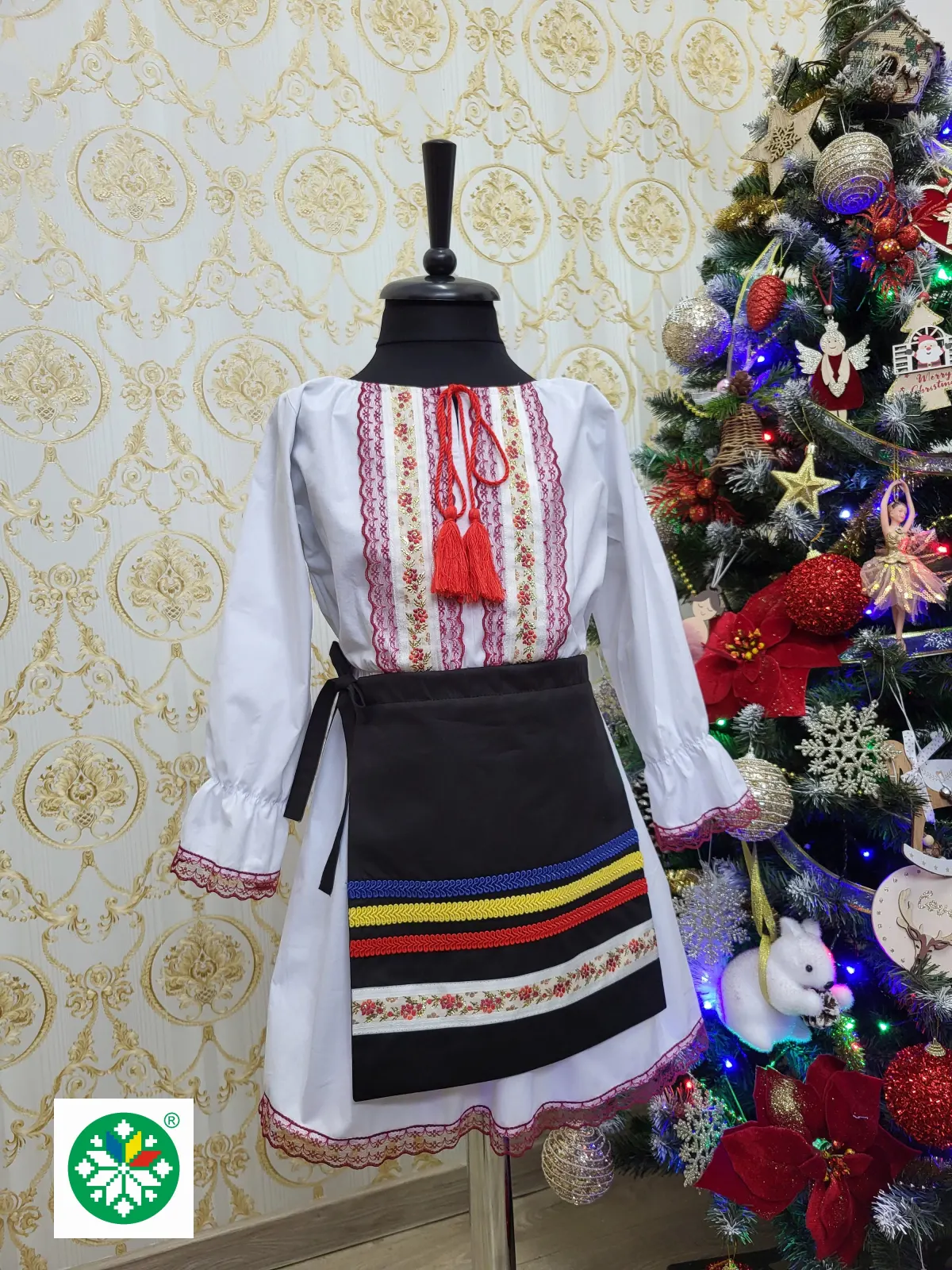 Costum traditional pentru fete model 4
