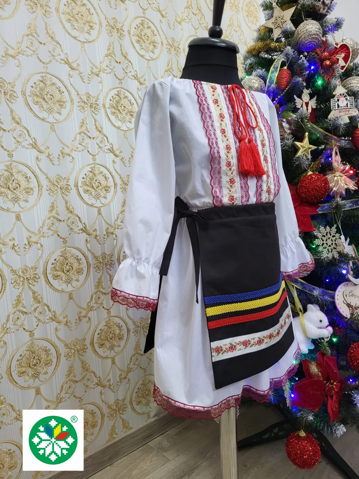 Costum traditional pentru fete model 4