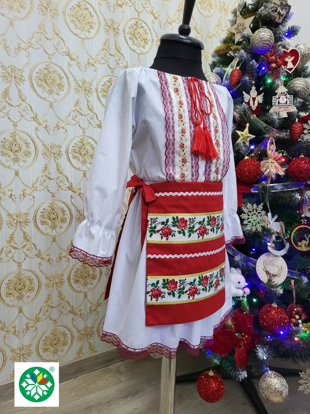 Costum traditional pentru fete model 5