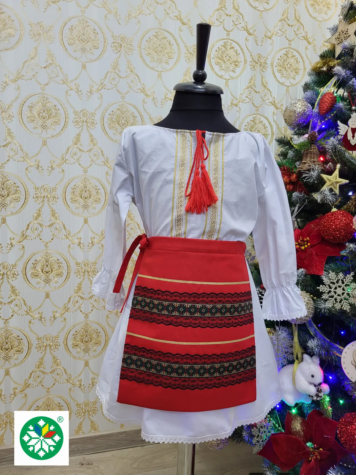 Costum traditional pentru fete model 8