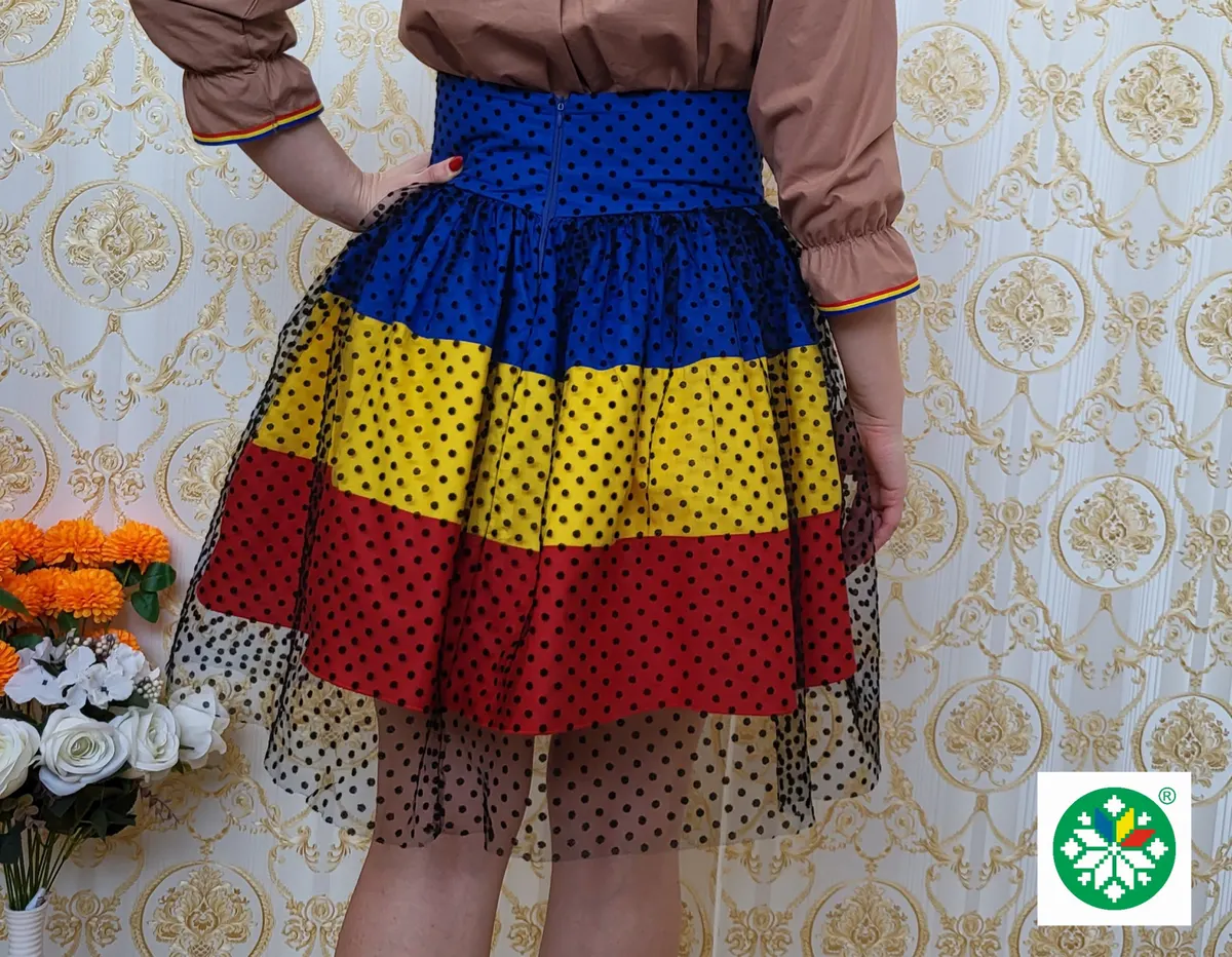 Fusta tricolor cu tull