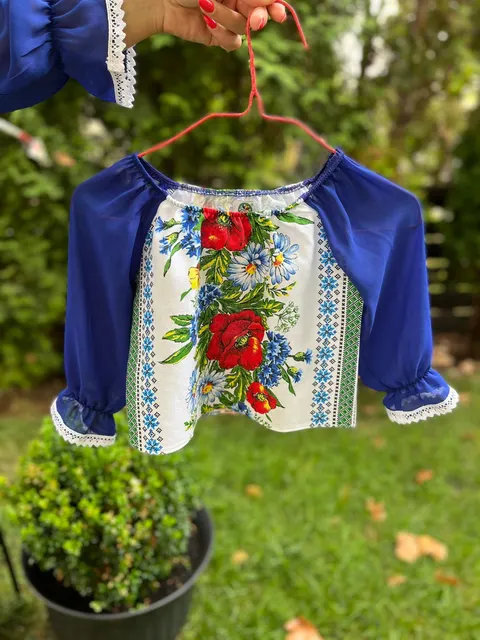 Ie traditionala fetita Alina