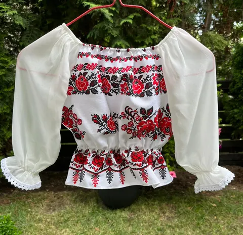 Ie traditionala fetita Catalina