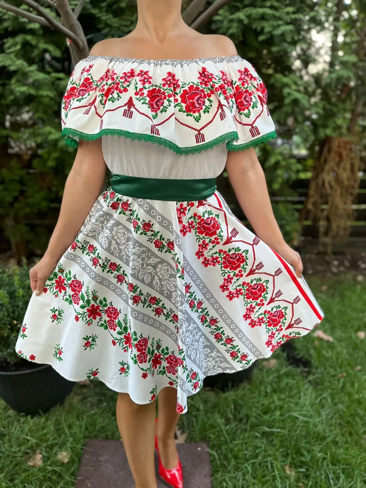 Rochie traditionala scurta Minerva