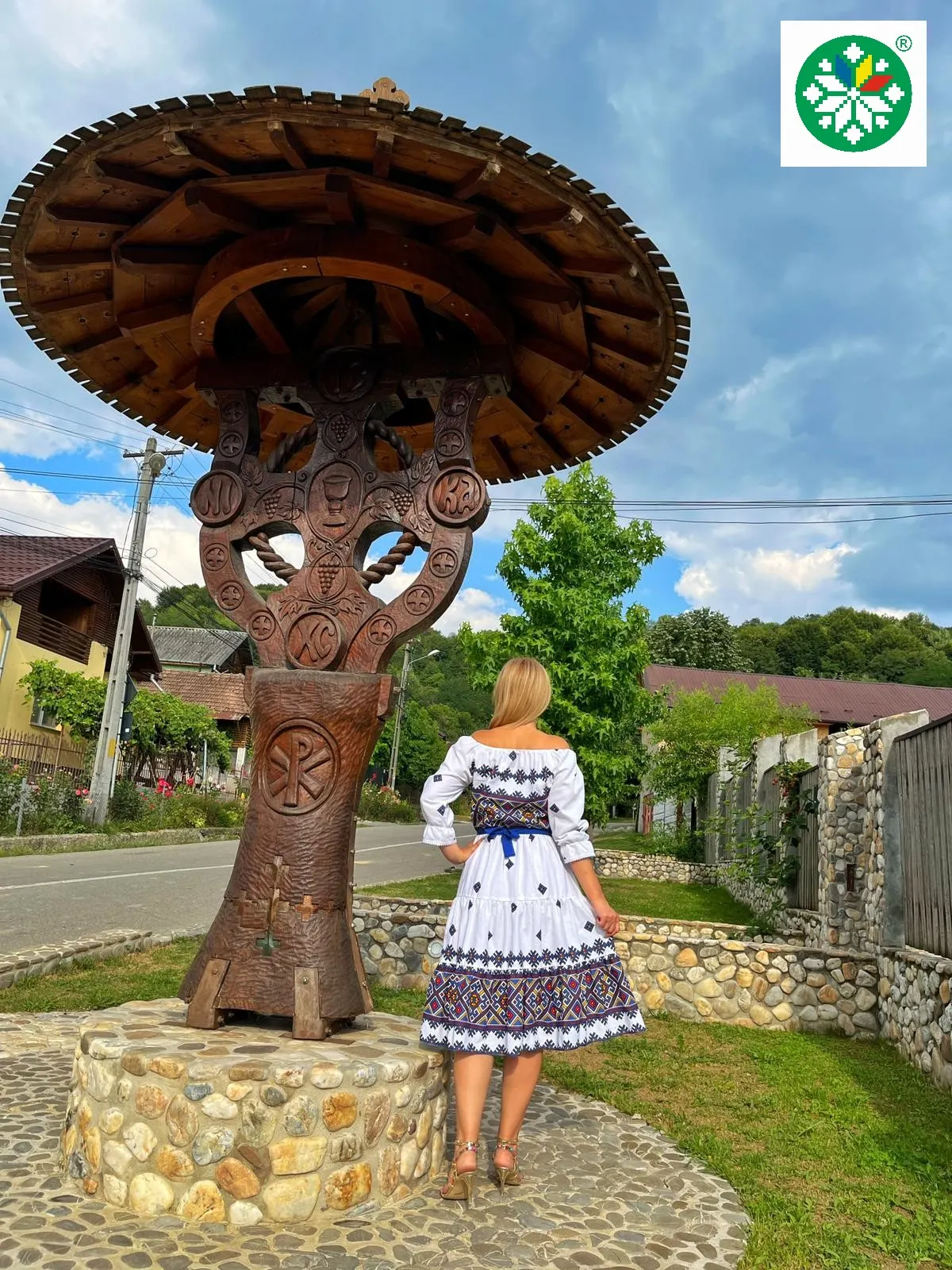 Rochie traditionala volane medie Bianca